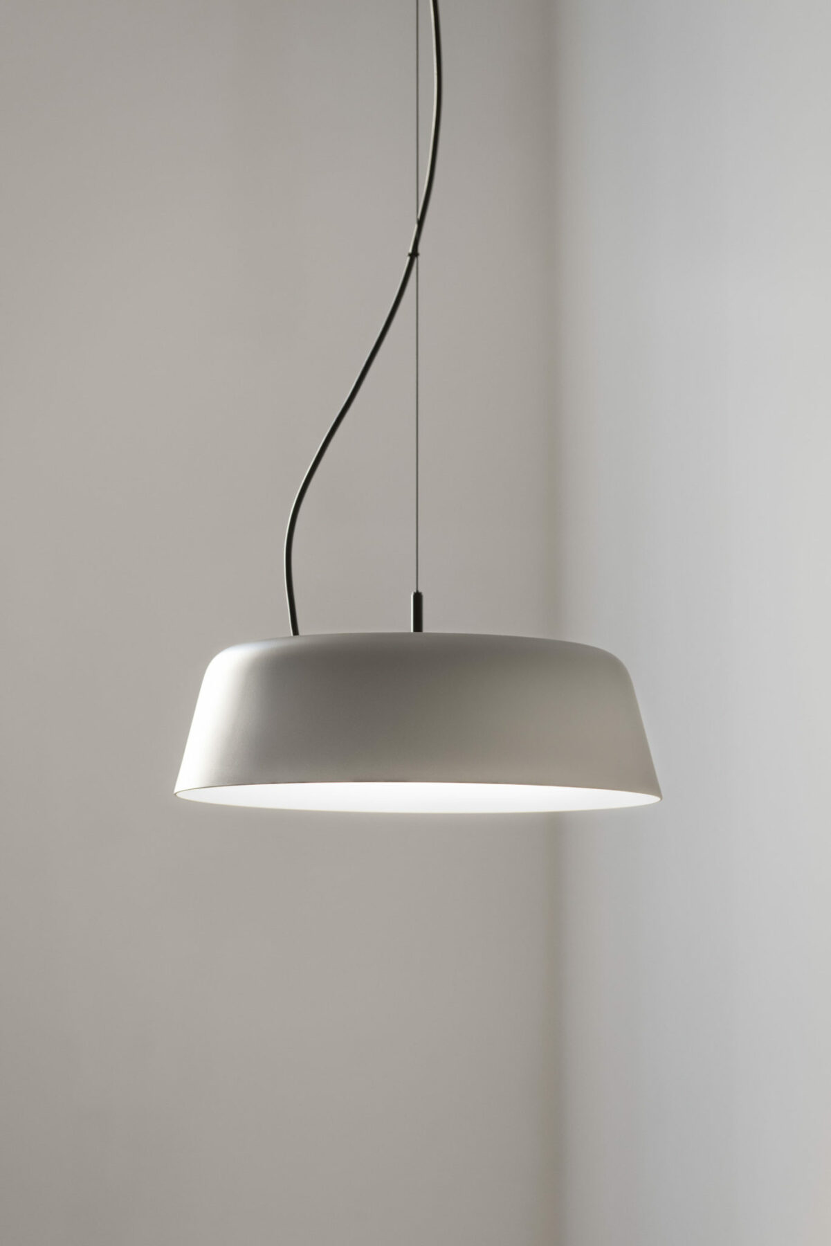 Bowl LED pendant light, in light grey matt powder-coated metal, with black cable and wire rope.