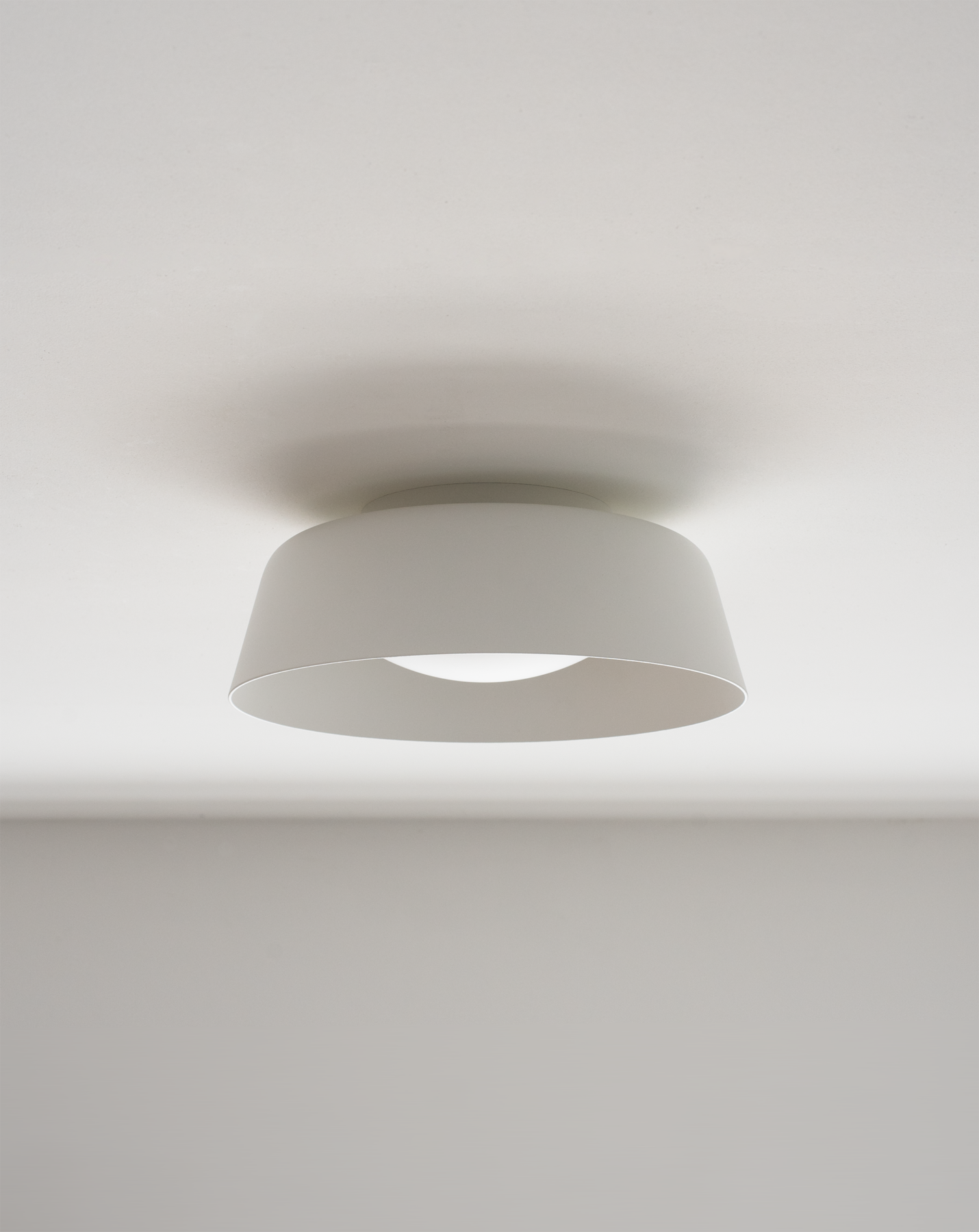 Bowl LED ceiling lamp in white matt powder-coated metal.