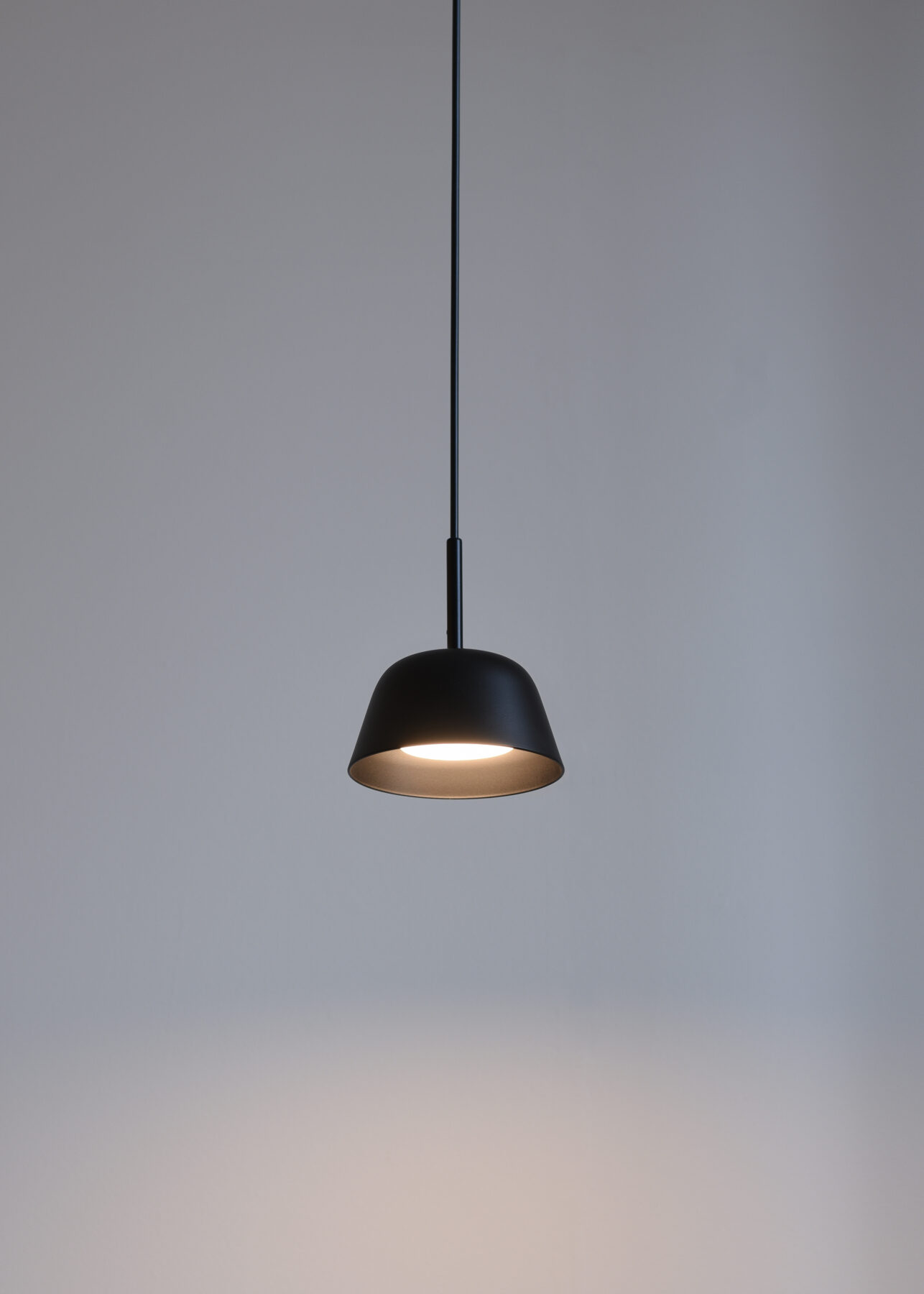 Pendant light Tulip P in matt black powder-coated in a photographed view from below