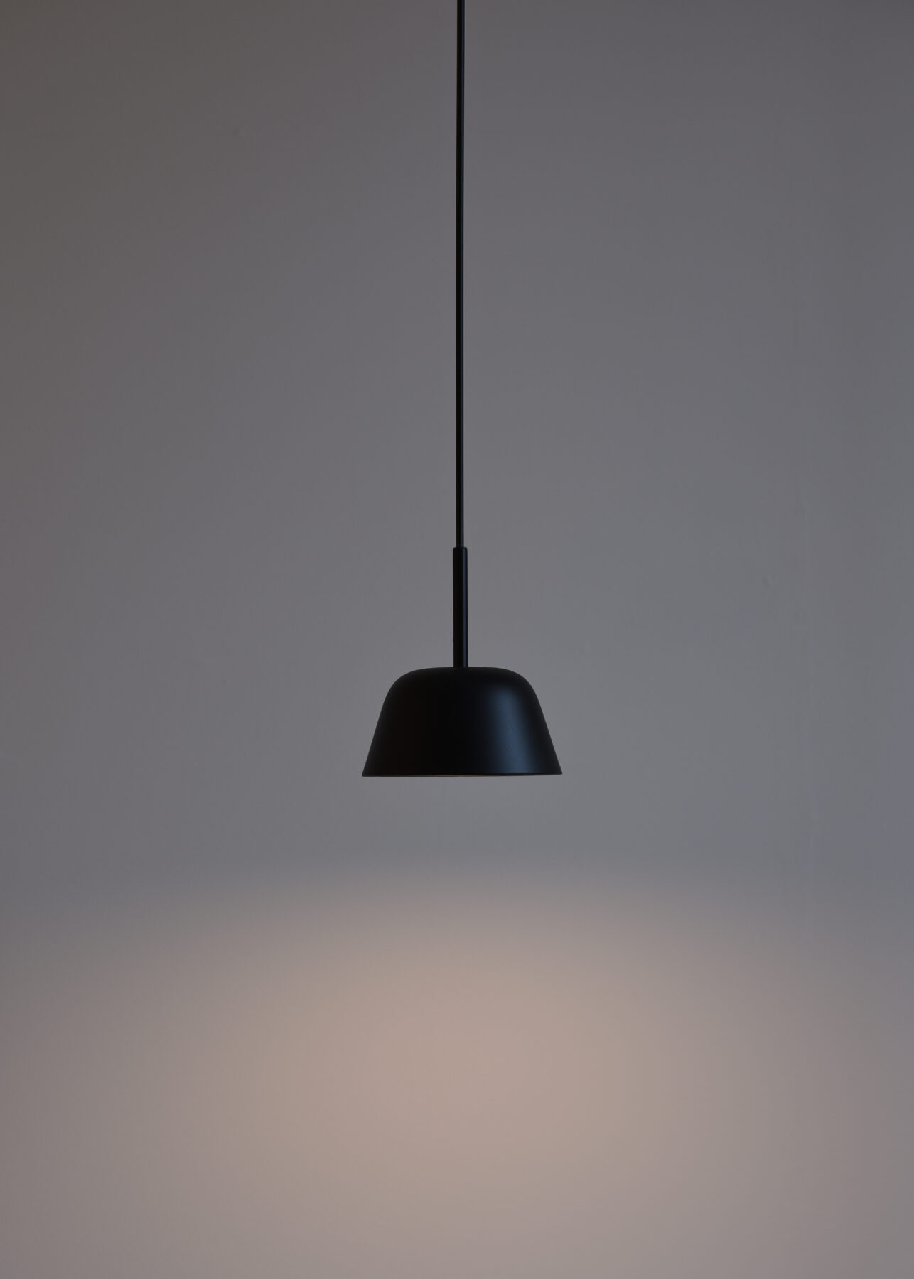 Pendant light Tulip P in matt black powder-coated photographed in profile view.