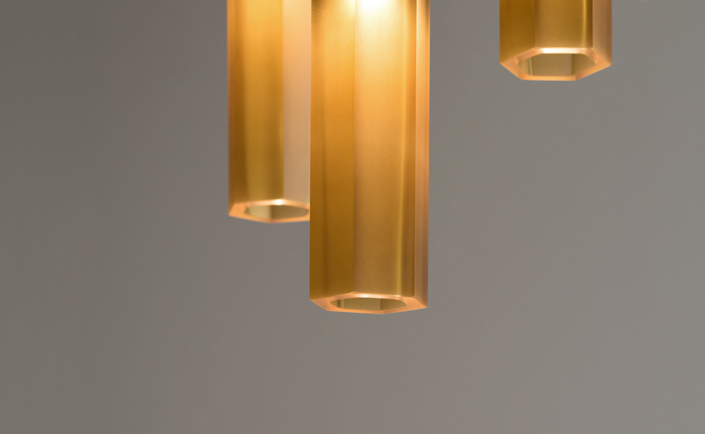 HON hexagonal pendant lamp made of frosted honey-colored glass
