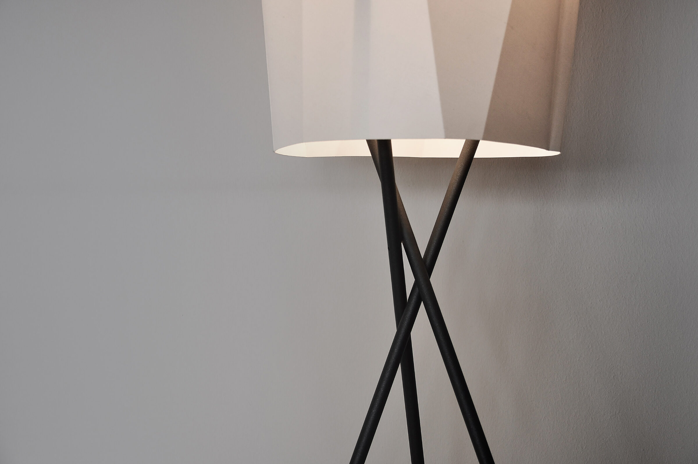 Floor lamp BENT MIKADO with focus on the anthracite-coloured tripod.