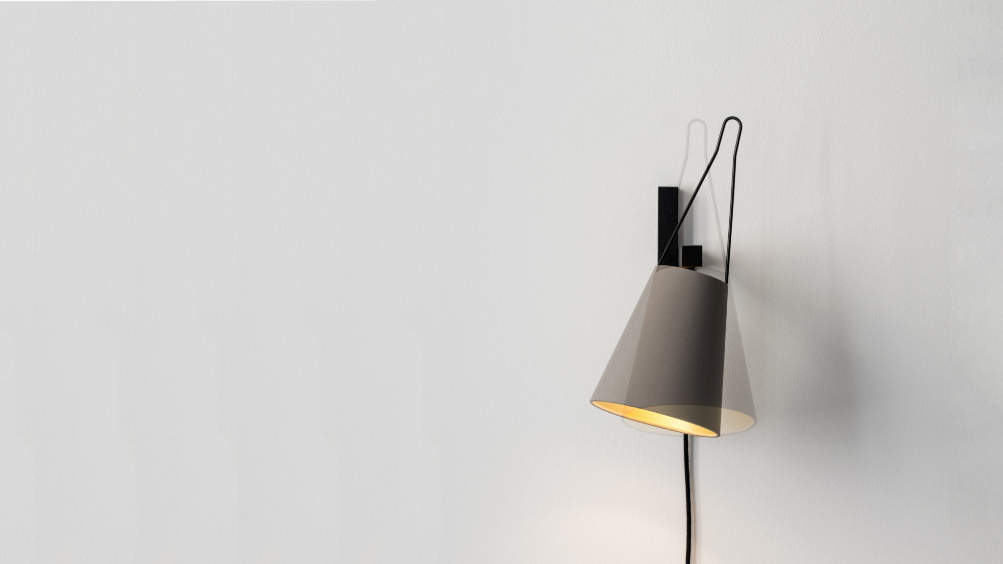 MINA wall lamp in chintz stone-grey and black wooden fitting.
