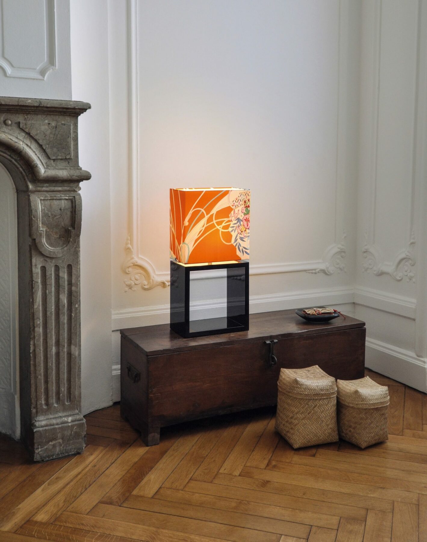 The GATE SAISO table lamp in an upscale flat in an old building decorated with stucco.