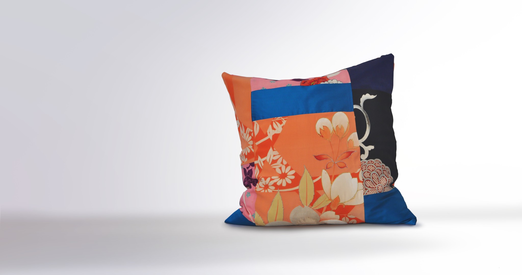 Kimono cushion in patchwork of dupioni silk and kimono