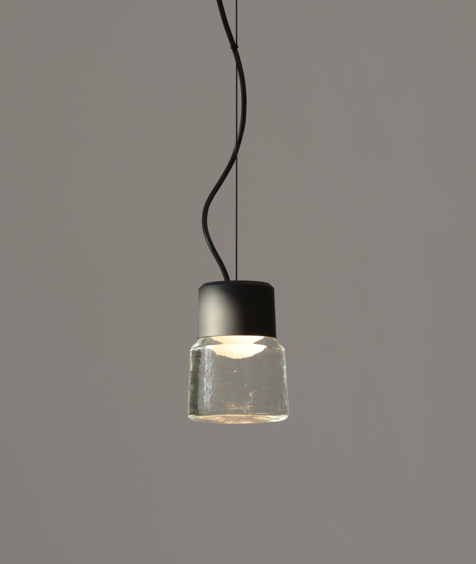 Cast LED pendant luminaire made of cast glass and anodised aluminium.