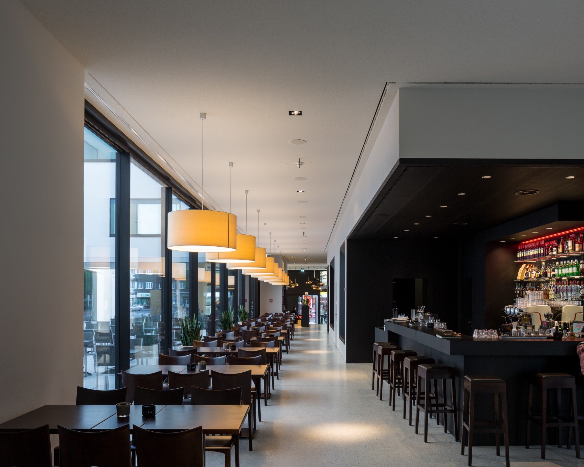 CYLS DRUM 76 pendant lamps in a hotel restaurant.