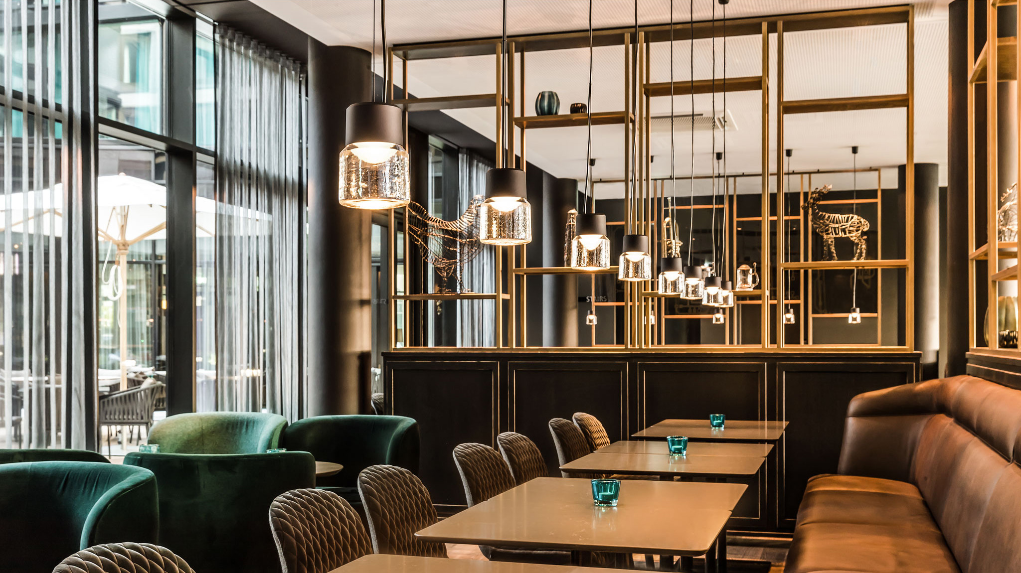 Several CAST P pendant lights in the café of the Motel One Munich, Parkstadt