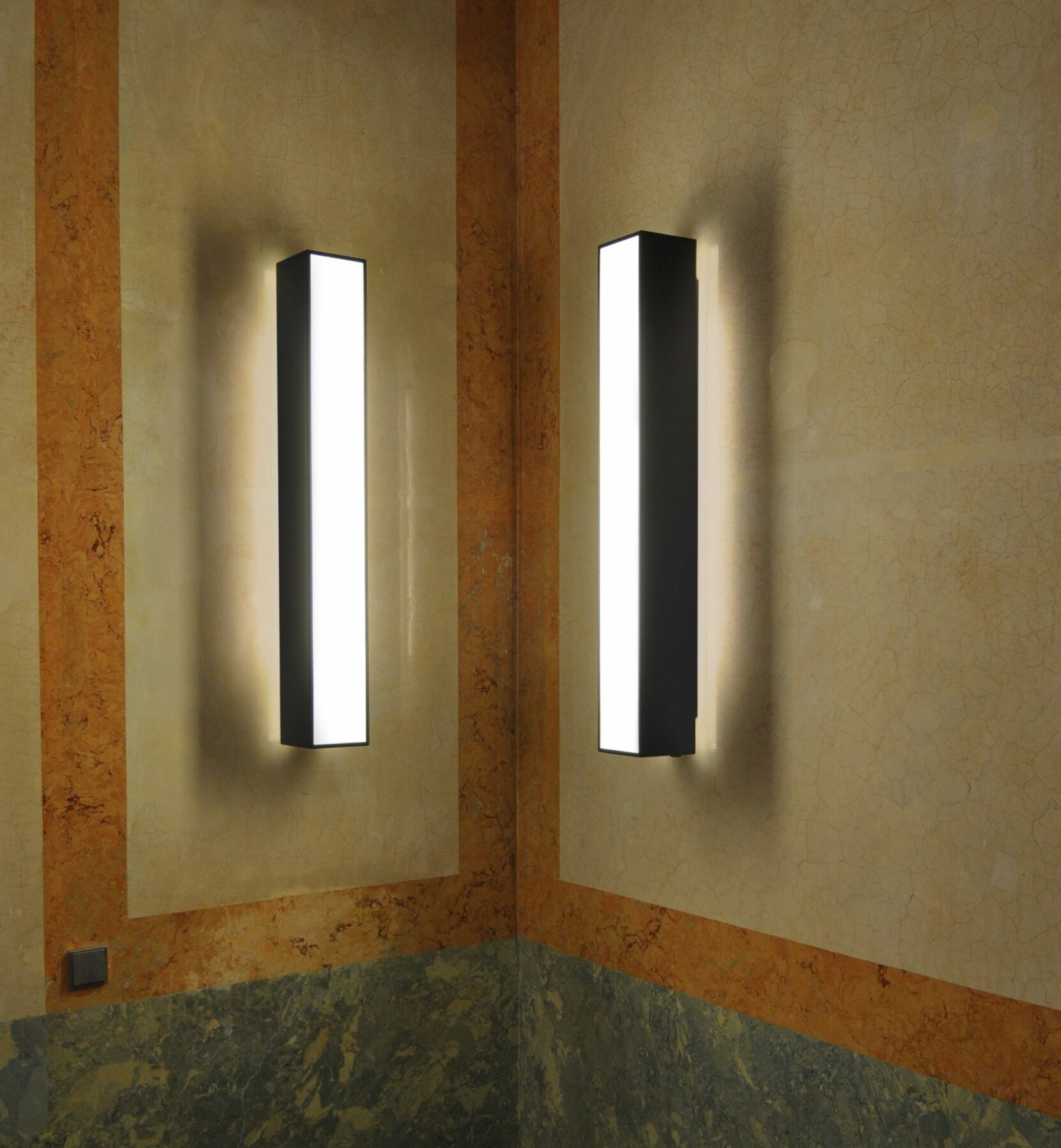 Long rectangular wall lights made of bronze-coloured sheet steel and VSG glazing in the staircase of the VDA, Berlin