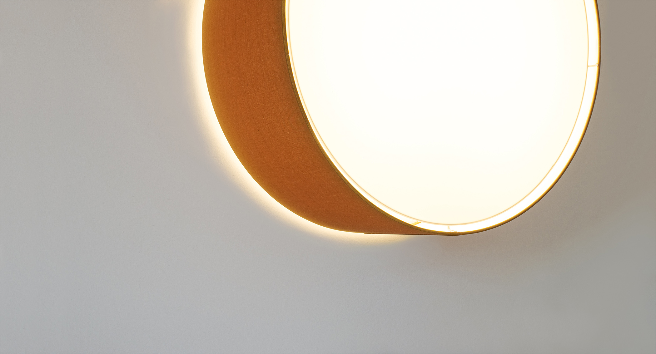 Wall lamp CYLS EYE in the colour ochre.