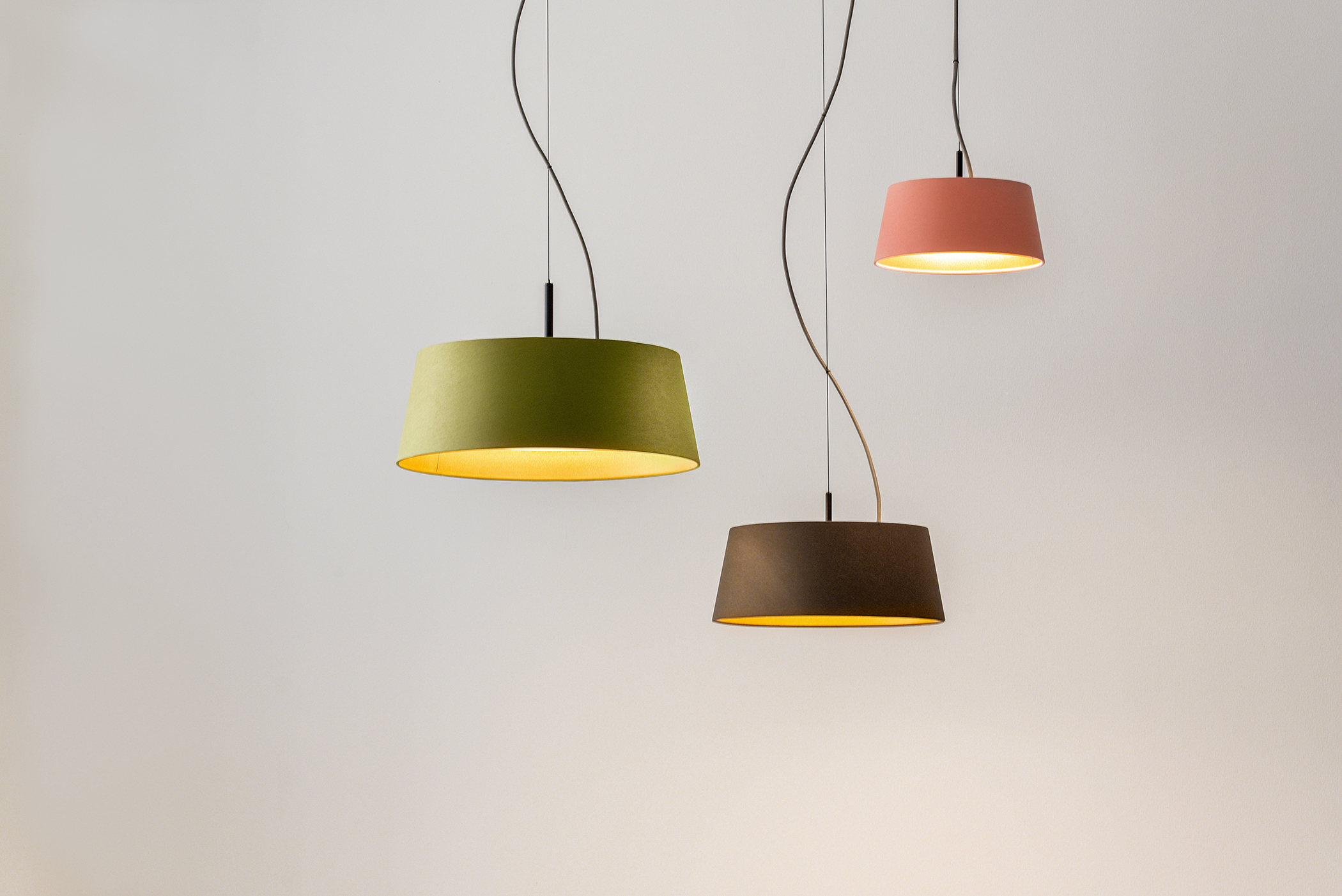 Lea P pendant lamps in three sizes and colours.